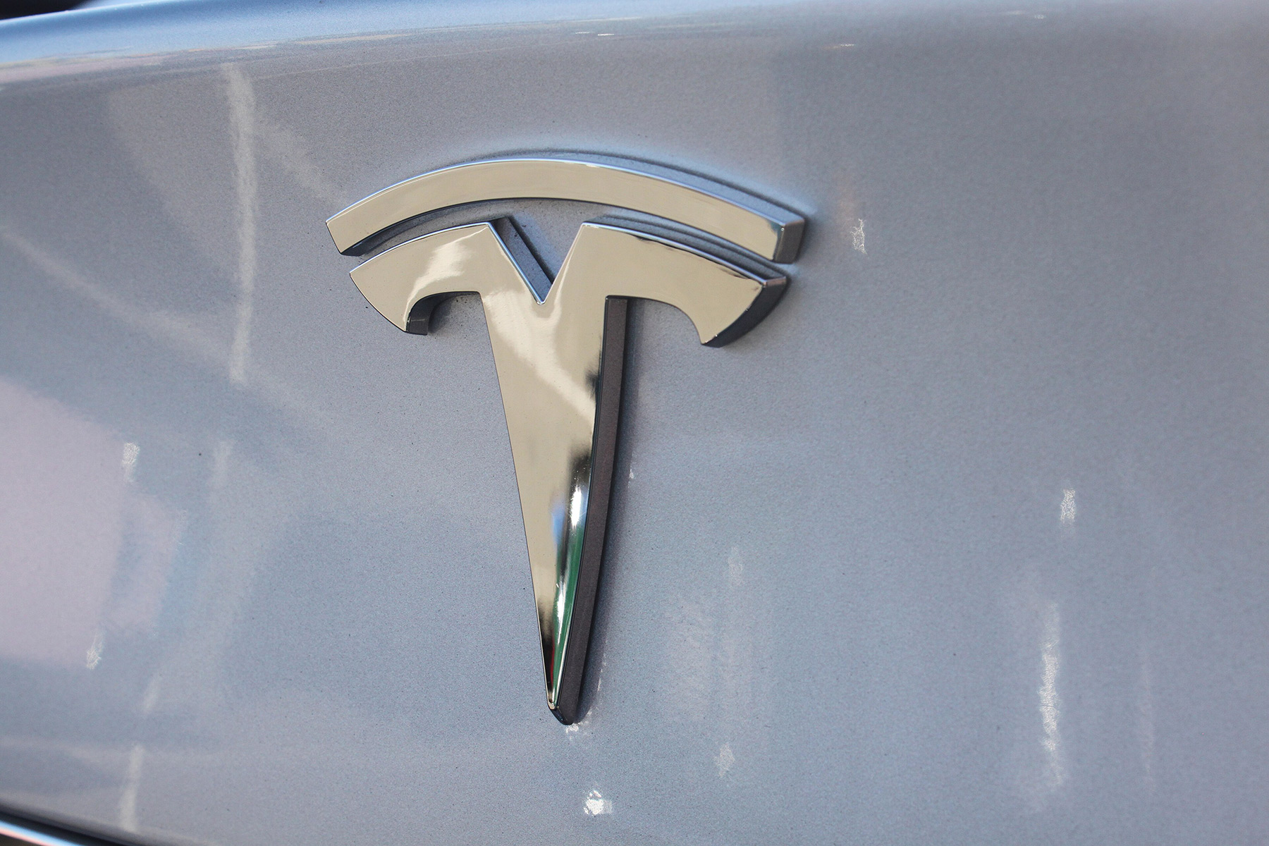 Tesla’s Retail Army Halts the Stock Bleeding, But the Shadow of Valuation Persists